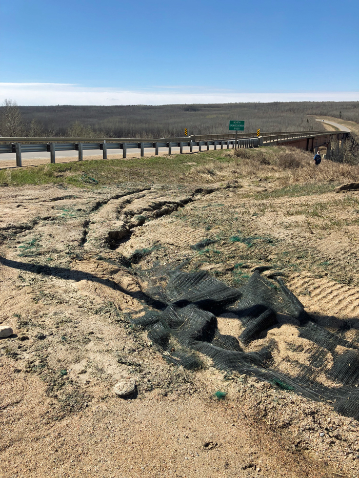 Water-erosion-at-Heinsburg-Bridge-%281%29-2.jpg